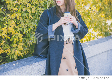 コートを着て待ち合わせする女性　Office Lady 87072372