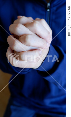 高校生男子が祈る手 87072861