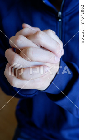 高校生男子が祈る手 87072862