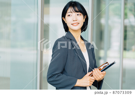 タブレットを持つビジネスウーマン 87073309