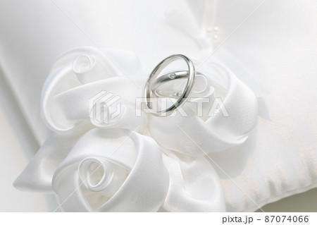 リングピローと結婚指輪　ダイヤモンド　ウェディング 87074066
