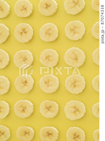 一面に並ぶバナナのスライス　縦構図 87074338