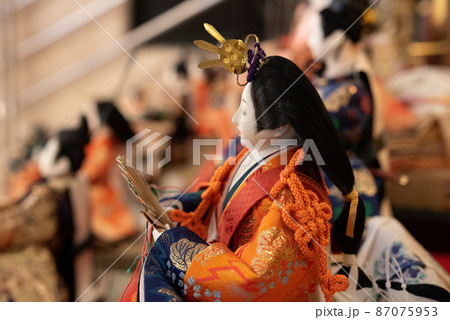 お雛様の横顔 たくさん並んだ雛人形 お雛様の横顔 たくさん並んだ雛人形 87075953