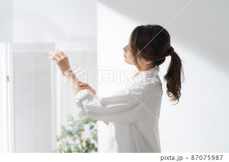 ハンドケアをする女性 87075987