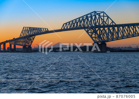 【マジックアワーの東京ゲートブリッジと富士山】 【マジックアワーの東京ゲートブリッジと富士山】 87076005
