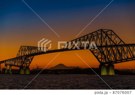 【マジックアワーの東京ゲートブリッジと富士山】 【マジックアワーの東京ゲートブリッジと富士山】 87076007