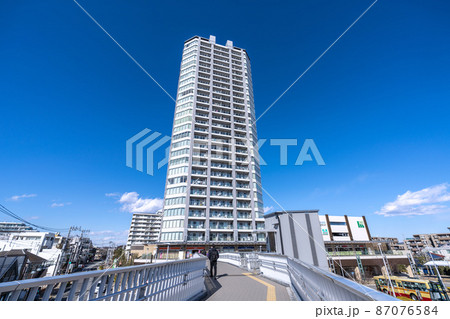 日本の横浜都市景観 長津田駅前のタワーマンションなどを望む 日本の横浜都市景観 長津田駅前のタワーマンションなどを望む 87076584