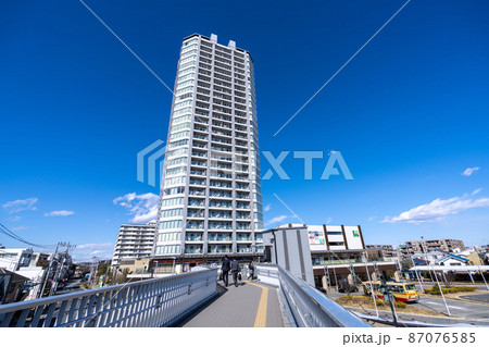 日本の横浜都市景観 長津田駅前のタワーマンションなどを望む 87076585