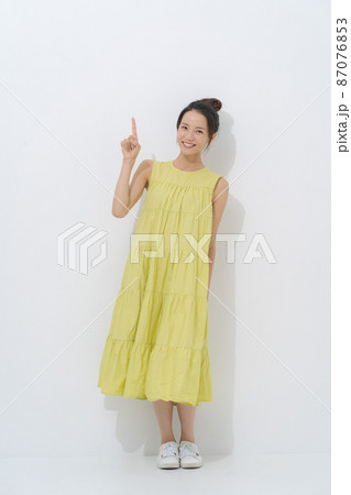 20代女性ポートレート　全身 87076853