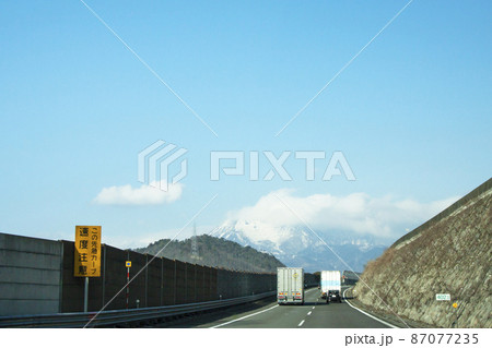 名神高速道路(下り)から見える伊吹山 名神高速道路(下り)から見える伊吹山 87077235