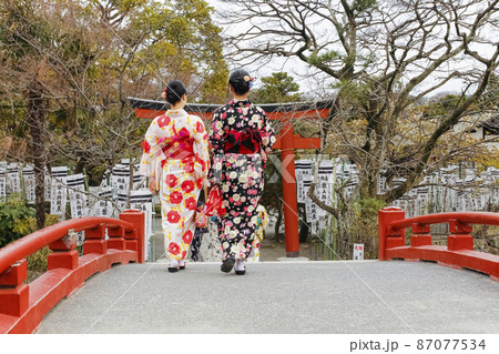 旗上弁財天社への橋を渡る女性たち  87077534