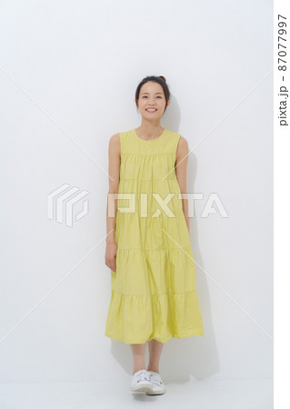 20代女性ポートレート　全身 87077997