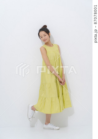 20代女性ポートレート　全身 87078001
