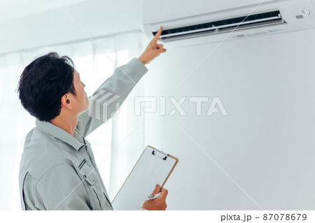 エアコン・空調設備のチェックをする作業着の男性(後ろ姿) エアコン・空調設備のチェックをする作業着の男性(後ろ姿) 87078679