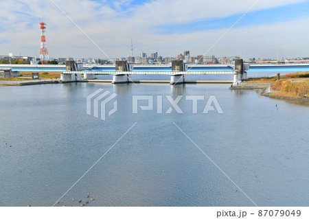 新行徳橋/江戸川より行徳橋/行徳可動堰方向を望む(千葉県市川市)【2021.11】 新行徳橋/江戸川より行徳橋/行徳可動堰方向を望む(千葉県市川市)【2021.11】 87079049