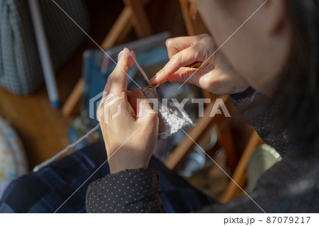 縁側で編み物をする女性 87079217