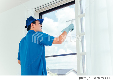窓掃除する作業着の男性 窓掃除する作業着の男性 87079341