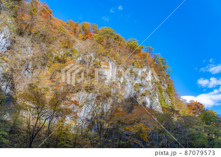 猊鼻渓の舟下り 秋の紅葉と青空(岩手県一関市) 猊鼻渓の舟下り 秋の紅葉と青空(岩手県一関市) 87079573
