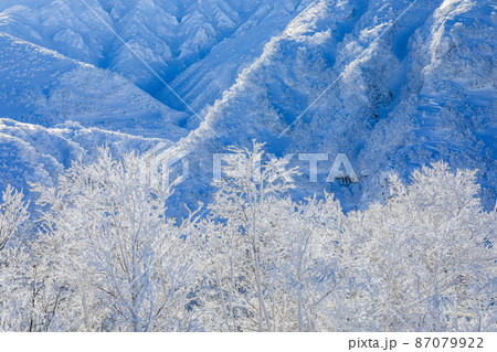 【北海道上富良野町】樹氷と十勝岳の雪景色 87079922