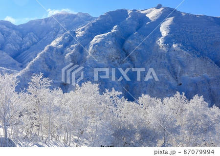 【北海道上富良野町】樹氷と青空と山岳の風景 【北海道上富良野町】樹氷と青空と山岳の風景 87079994
