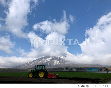 北海道　働くトラクターと羊蹄山 87080731