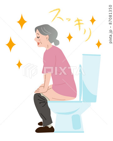 トイレで高齢女性が排便、快便、スッキリ、笑顔 87081350