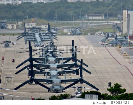 普天間飛行場に並んでいるオスプレイ-2 普天間飛行場に並んでいるオスプレイ-2 87082425