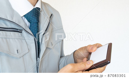 作業服にネクタイの男性|建設業・名刺交換イメージ 作業服にネクタイの男性|建設業・名刺交換イメージ 87083301