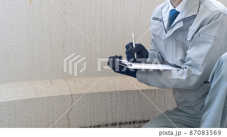外壁の劣化・ひび割れを点検する作業員 外壁の劣化・ひび割れを点検する作業員 87083569