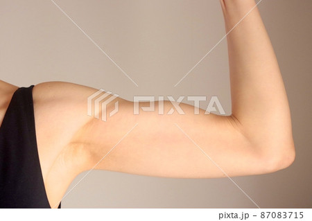女性の上腕二頭筋 女性の上腕二頭筋 87083715