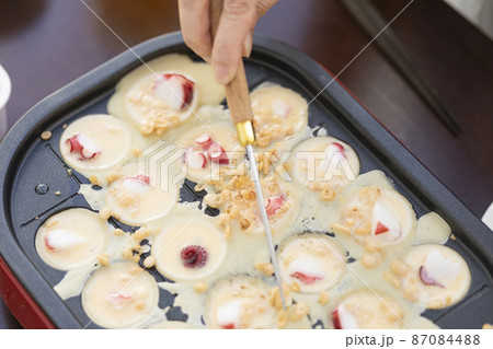 たこ焼きを焼いているイメージ 87084488