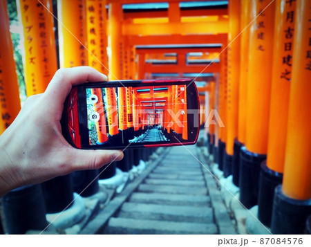 京都の伏見稲荷神社は写真を撮るのが楽しい場所 87084576