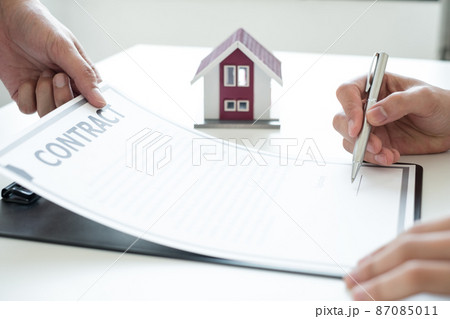 Real estate agents offer sale home insurance and close the sale immediately after the customer signs a purchase contract under a formal agreement. Real estate Home insurance concept Real estate agents offer sale home insurance and close the sale immediately after the customer signs a purchase contract under a formal agreement. Real estate Home insurance concept 87085011