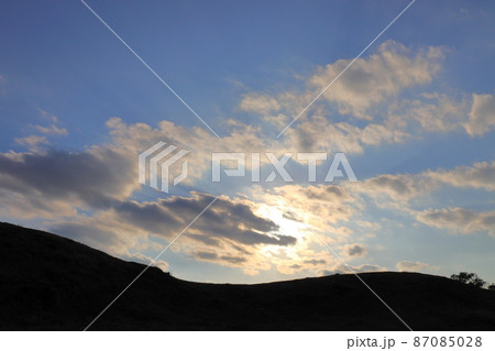 青空　雲　太陽　丘 87085028