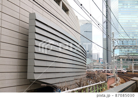東京国際フォーラムと新幹線 東京都千代田区丸の内 ラファエル・ヴィニオリ 旧東京都庁跡地 1997年 東京国際フォーラムと新幹線 東京都千代田区丸の内 ラファエル・ヴィニオリ 旧東京都庁跡地 1997年 87085030