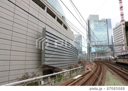 東京国際フォーラムと新幹線　東京都千代田区丸の内　ラファエル・ヴィニオリ　旧東京都庁跡地　1997年 87085088