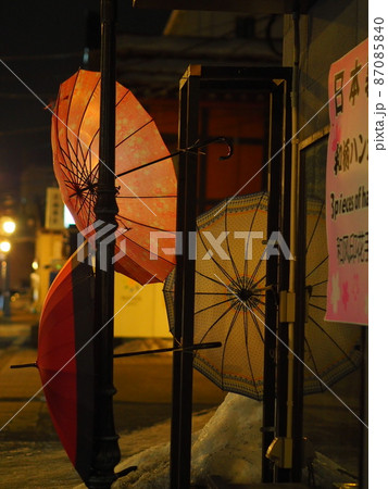 小樽の夜道の散歩、チラつく日本らしさが好き 小樽の夜道の散歩、チラつく日本らしさが好き 87085840