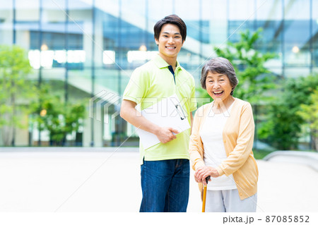 介護施設の高齢者と若い男性スタッフ　撮影協力「LINK FOREST」 87085852