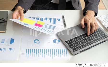 The businessman hand sits at their desks and calculates financial graphs showing the results of their investments planning the process of successful business growth 87086285