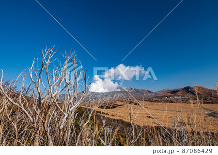 冬の阿蘇外輪山から見る中岳噴火口に真っ白の噴煙が吹き上がるタイムラプス風景 87086429