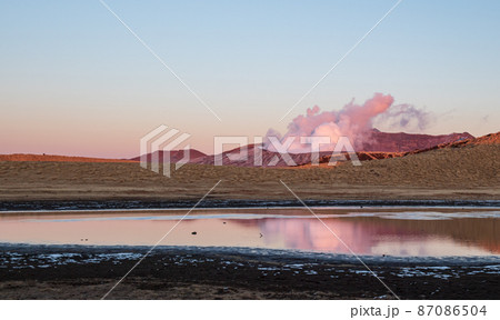 冬の阿蘇外輪山から見る中岳噴火口に真っ白の噴煙が吹き上がるタイムラプス風景 87086504
