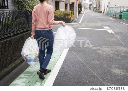 ゴミ出しをする女性 ゴミ出しをする女性 87086588
