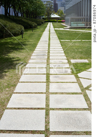 芝生の庭に綺麗に並べて敷かれた飛び石の写真素材