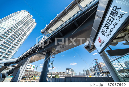 日本の横浜都市景観 長津田駅前のタワーマンションなどを望む 87087640