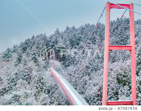 新潟県燕市　雪の千眼堂吊橋 87087656