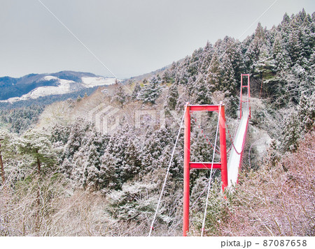 新潟県燕市　雪の千眼堂吊橋 87087658