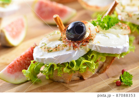 Goat cheese on baguette with fresh figs 87088353