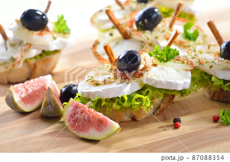 Goat cheese on baguette with fresh figs Goat cheese on baguette with fresh figs 87088354