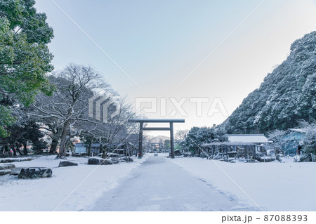 雪の岐阜護國神社〈岐阜県岐阜市〉 87088393