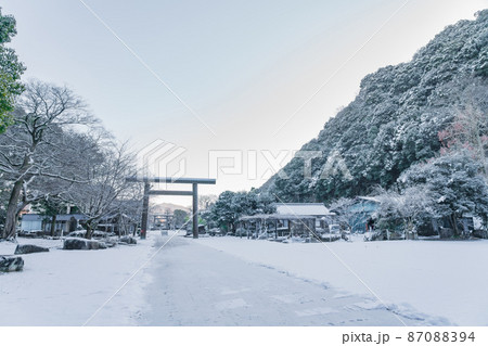 雪の岐阜護國神社〈岐阜県岐阜市〉 87088394